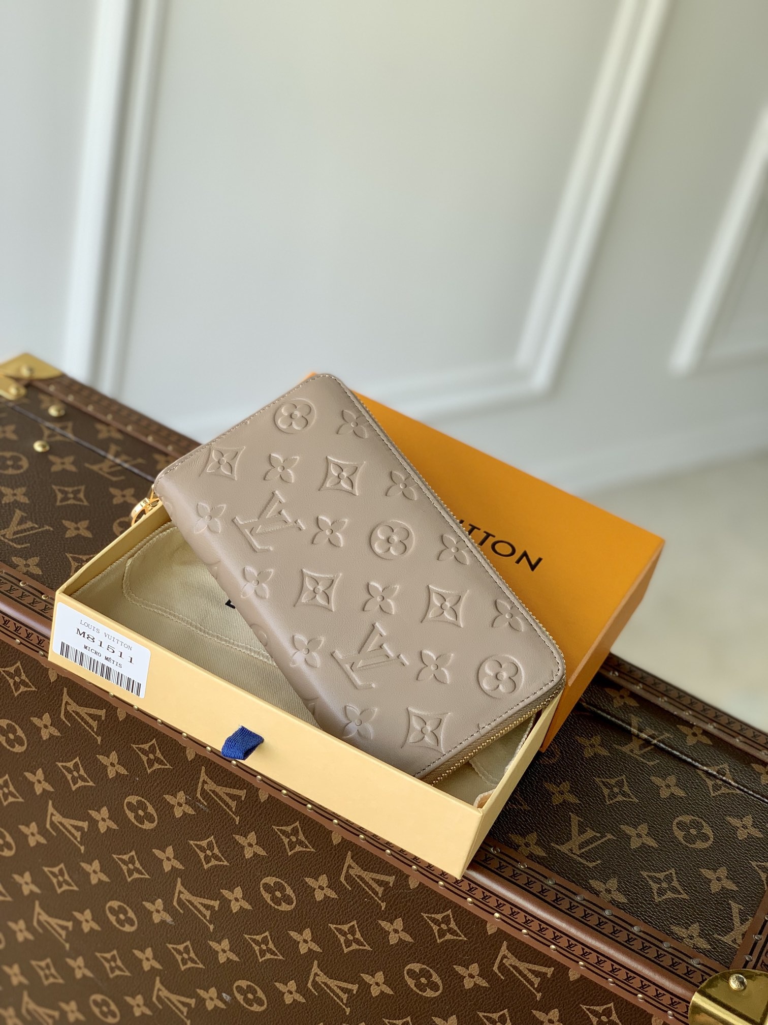 Louis Vuitton Zippy Wall